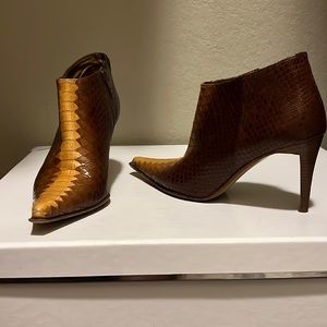 Kenneth Cole ankle snake skin bootie very stylish boot